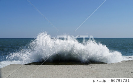 護岸突堤にぶつかる波しぶき 66795781