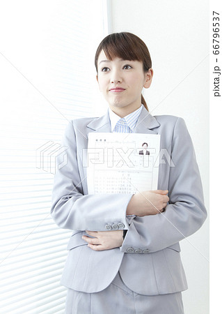 履歴書を持つ就活生 履歴書を持つ就活生 66796537