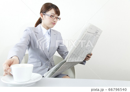 英字新聞を読むビジネスウーマン 66796540