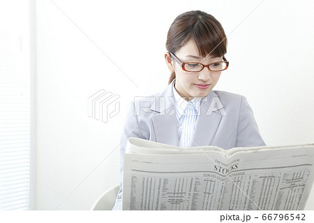 英字新聞を読むビジネスウーマン 英字新聞を読むビジネスウーマン 66796542