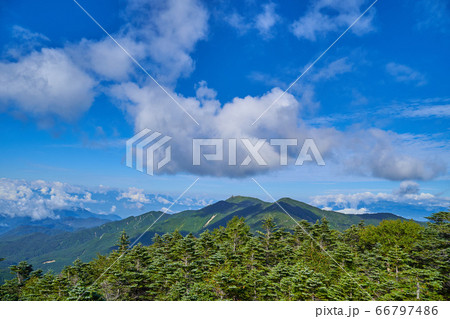 山梨(長野)の前国師岳から西側の金峰山、朝日岳、鉄山方面を見る 66797486