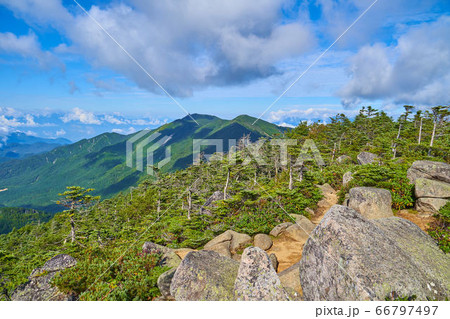 山梨(長野)の前国師岳から西側の金峰山、朝日岳、鉄山方面を見る 66797497