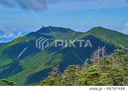 山梨(長野)の前国師岳から西側の金峰山、朝日岳、鉄山方面を見る 66797498