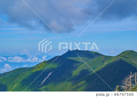 山梨(長野)の前国師岳から西側の金峰山、朝日岳、鉄山方面を見る 66797500
