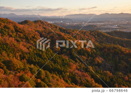 紅葉の大小山 山頂南側の小ピークから山頂から東側へ派生する尾根を見る 紅葉の大小山 山頂南側の小ピークから山頂から東側へ派生する尾根を見る 66798646