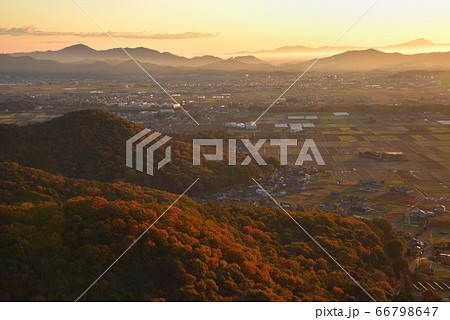 紅葉の大小山 山頂南側小ピークから朝の大小山山麓、三毳山方面を見る 紅葉の大小山 山頂南側小ピークから朝の大小山山麓、三毳山方面を見る 66798647