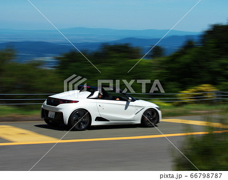 新緑と青空の青山高原にてドライブ 新緑と青空の青山高原にてドライブ 66798787