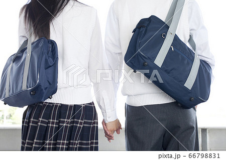 手を繋ぐ高校生カップル 手を繋ぐ高校生カップル 66798831