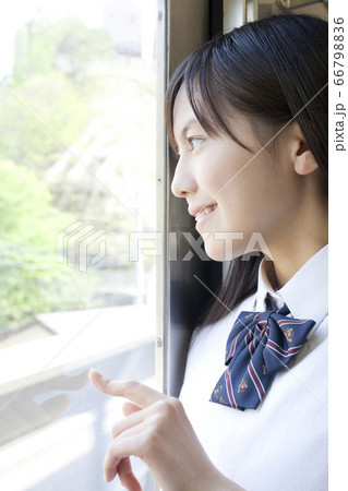 車窓を眺める女子高生 車窓を眺める女子高生 66798836