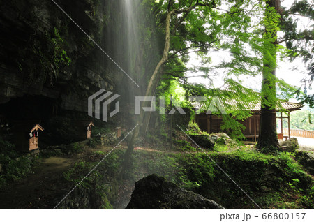 福勝寺本堂と裏見の滝 福勝寺本堂と裏見の滝 66800157