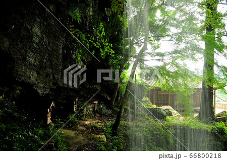 福勝寺本堂と裏見の滝 66800218