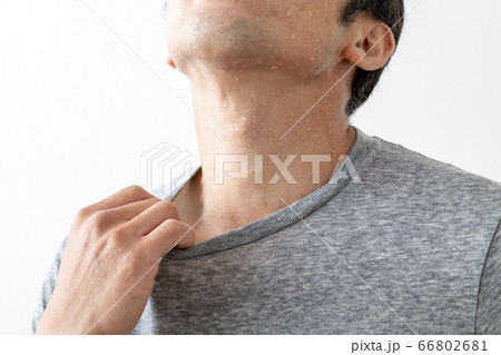 汗をかく男性 66802681