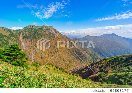 二ノ森～石鎚山縦走路から石鎚山、山頂を見る！（愛媛県西条市）※作品コメント欄に撮影位置 66803177