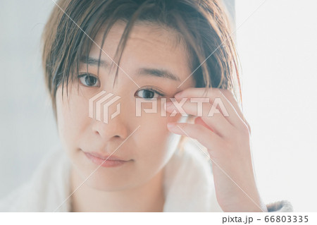 目に違和感を感じる女性 66803335