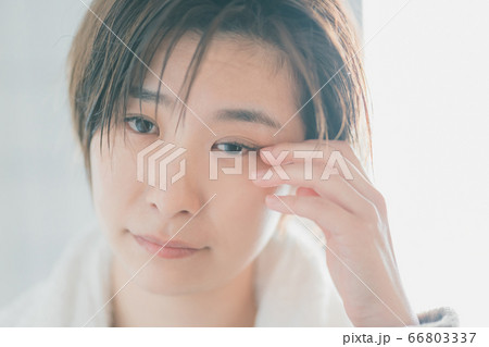 目に違和感を感じる女性 66803337