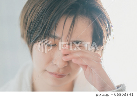 目に違和感を感じる女性 66803341