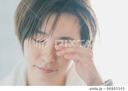 目に違和感を感じる女性 66803343