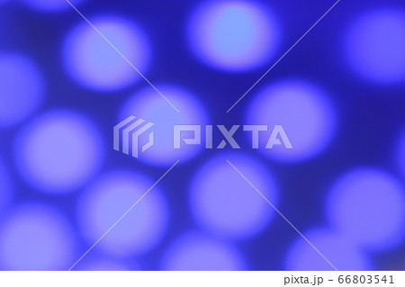 青色系の抽象的背景素材　光の玉ボケ・丸ボケ 66803541