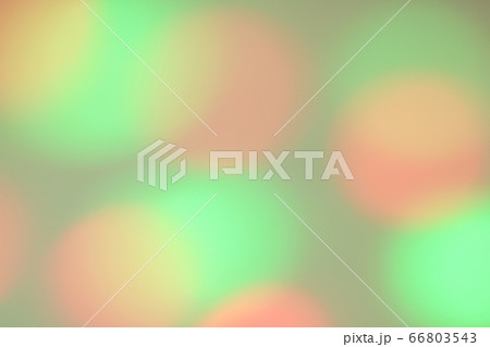 黄緑色系の抽象的背景素材　光の玉ボケ・丸ボケ 66803543
