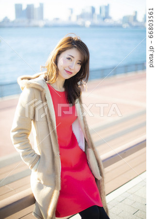 海沿い リゾート 若い女性 海沿い リゾート 若い女性 66803561