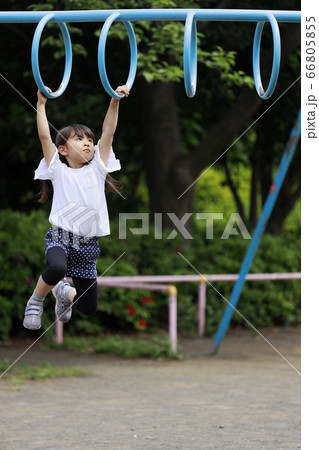 雲梯で遊ぶ幼児 (5歳児) 66805855