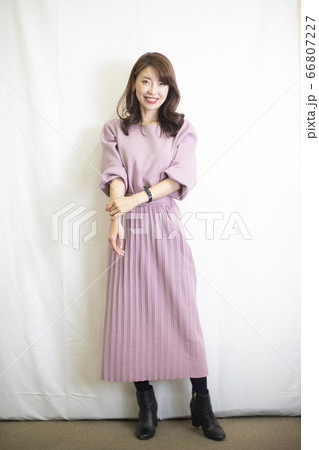 笑顔の若い女性　室内　 66807227