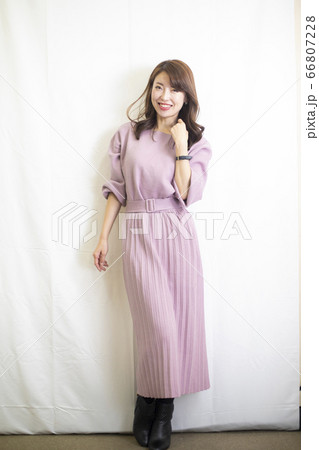 笑顔の若い女性　室内　 66807228