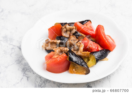 豚肉とトマトと茄子の炒め物 66807700