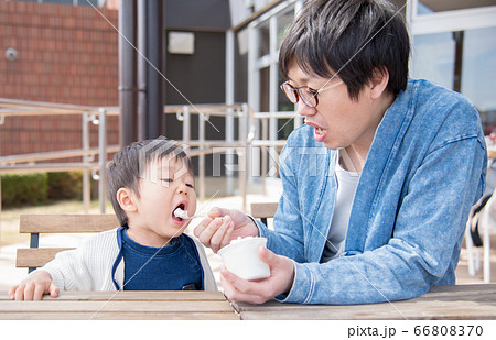 アイスを食べる親子 66808370