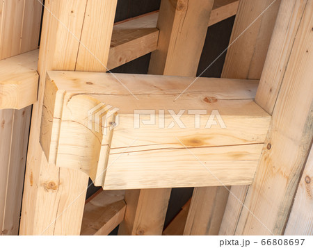 Roofing construction with wooden long beams 66808697