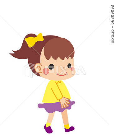笑顔で歩いている小さな女の子のイラスト素材