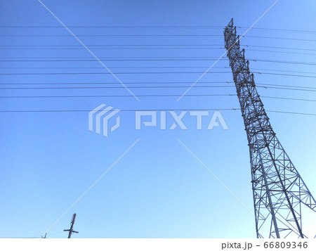 送電塔を見上げる 66809346