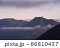 早朝の樽前山 66810437