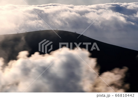 早朝の樽前山 66810442