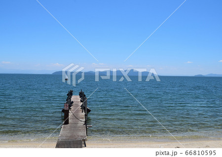 琵琶湖湖岸から沖島を望む 66810595