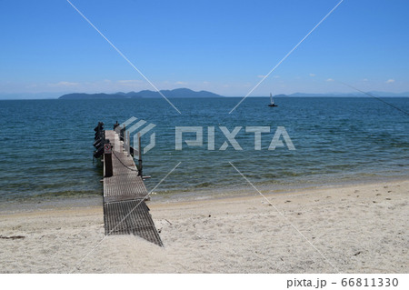 琵琶湖湖岸から沖島を望む 琵琶湖湖岸から沖島を望む 66811330