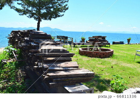 琵琶湖岸　バーべキューの木材 66811336