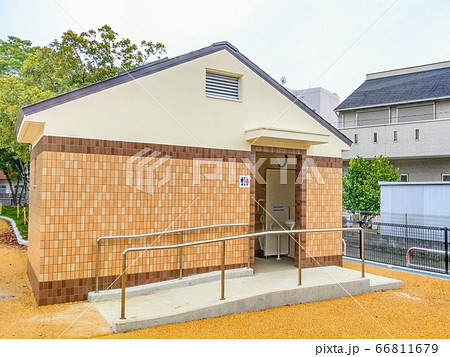 公園の公衆トイレ 66811679