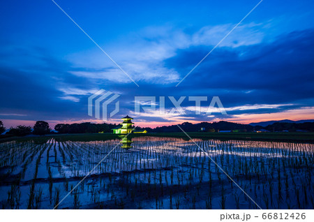 古代の丘に夕焼けに照らされる鞠智城 66812426