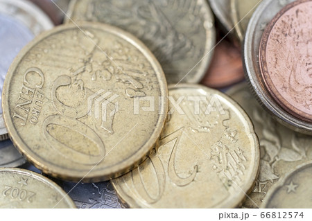 積み重ねられたユーロ硬貨 クローズアップ 積み重ねられたユーロ硬貨 クローズアップ 66812574