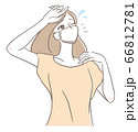 夏　マスクが暑い女性 66812781