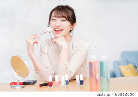 メイクをする若い女性 66813000