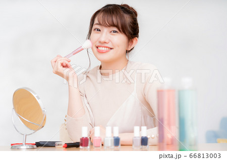 メイクをする若い女性 66813003