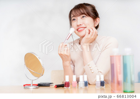 メイクをする若い女性 66813004