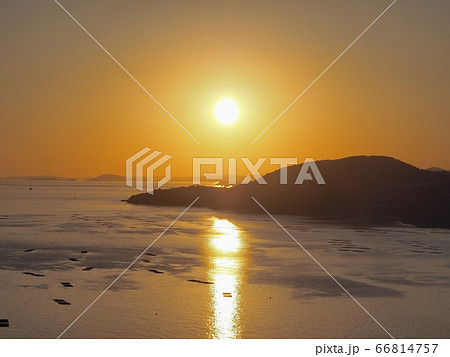 万葉岬から見る播磨灘の夕景　万葉岬から見る夕暮れ時の播磨灘の眺望 66814757