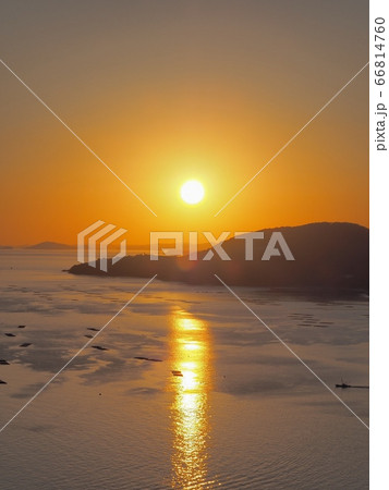 万葉岬から見る播磨灘の夕景　万葉岬から見る夕暮れ時の播磨灘の眺望 66814760