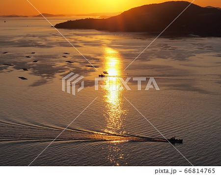 万葉岬から見る播磨灘の夕景　万葉岬から見る夕暮れ時の播磨灘の眺望 66814765
