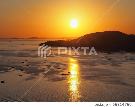 万葉岬から見る播磨灘の夕景　万葉岬から見る夕暮れ時の播磨灘の眺望 66814766