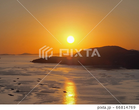 万葉岬から見る播磨灘の夕景　万葉岬から見る夕暮れ時の播磨灘の眺望 66814769