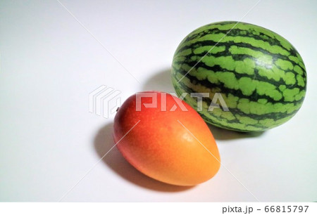 スイカとマンゴー トロピカルフルーツの写真素材 [66815797] - PIXTA